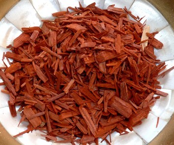 Sandelholz rot geschnitten